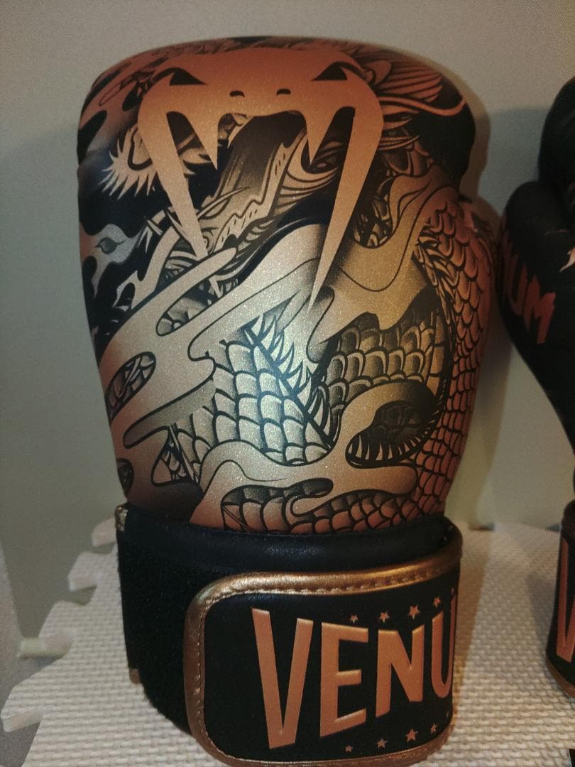 【14oz】 VENUM ボクシンググローブ 【ゴールド】