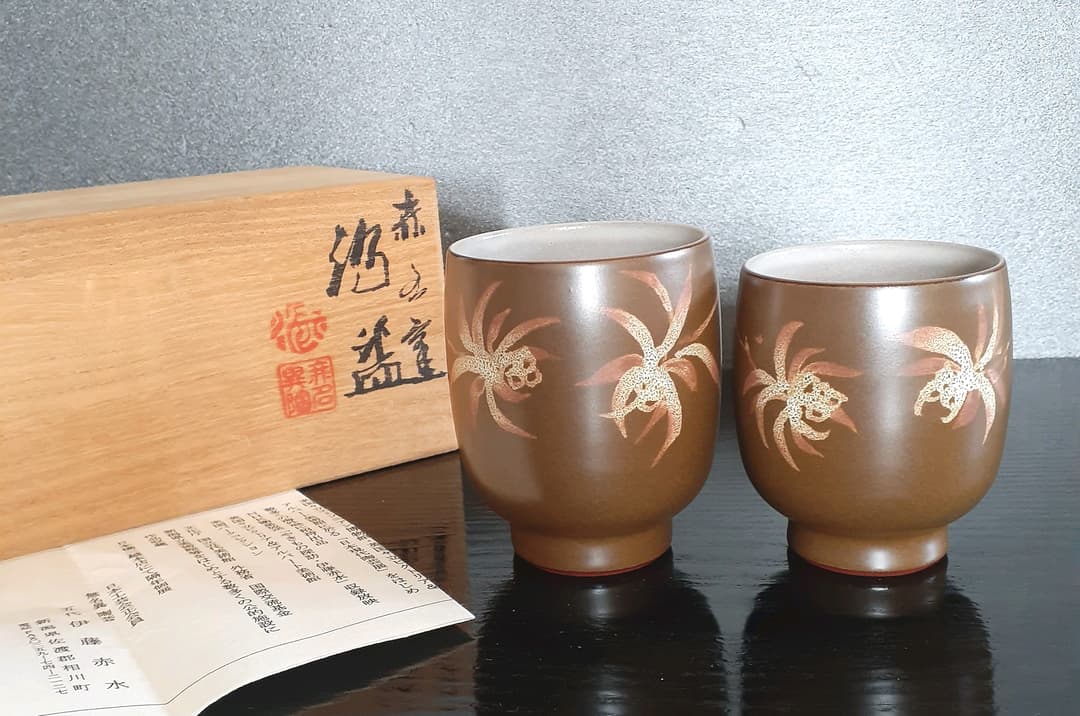 人間国宝　佐渡　無名異焼　【五代伊藤赤水】造　湯呑茶碗　大小　夫婦湯呑　共箱栞付