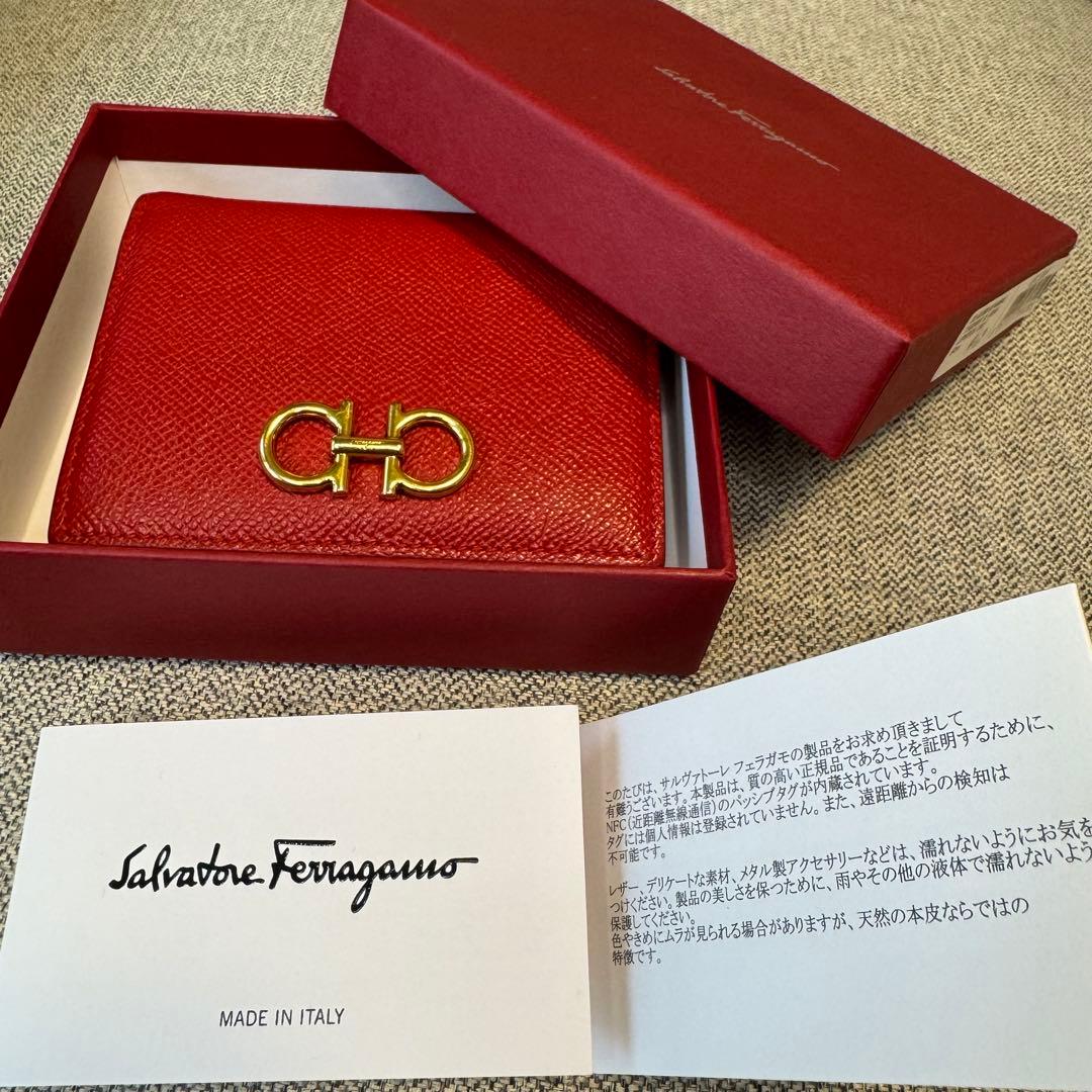 フェラガモ ガンチーニ コンパクトウォレット リップスティックレッド