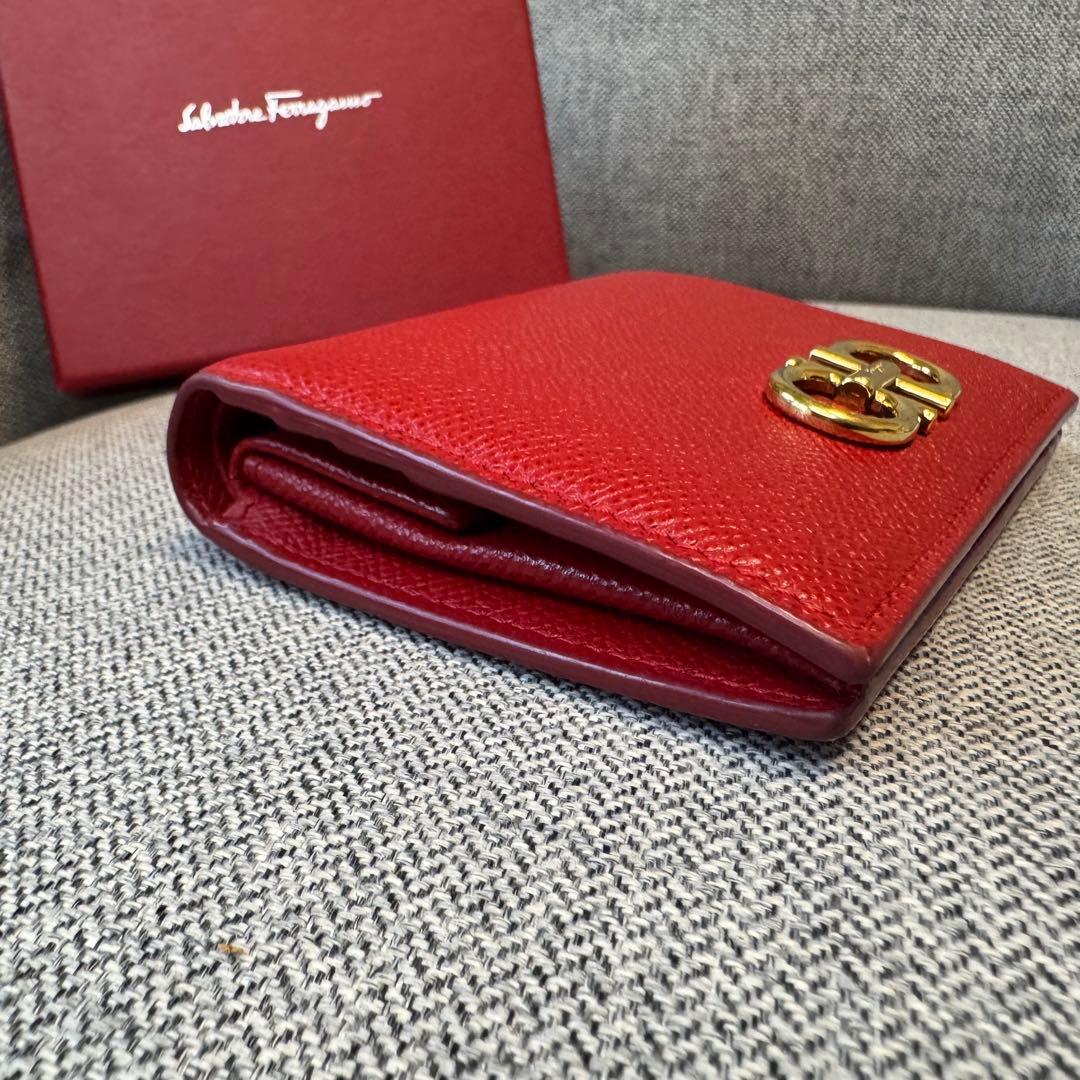 フェラガモ ガンチーニ コンパクトウォレット リップスティックレッド