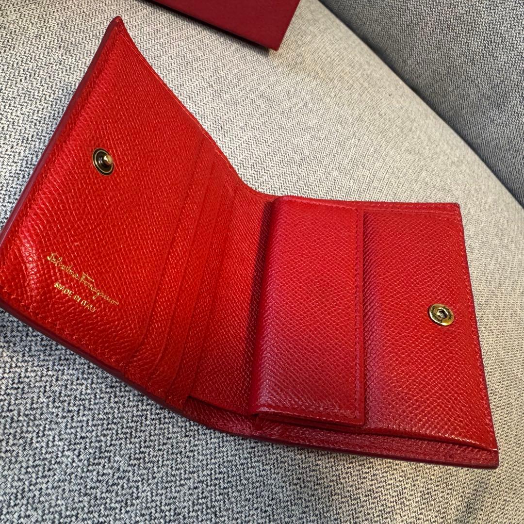 フェラガモ ガンチーニ コンパクトウォレット リップスティックレッド