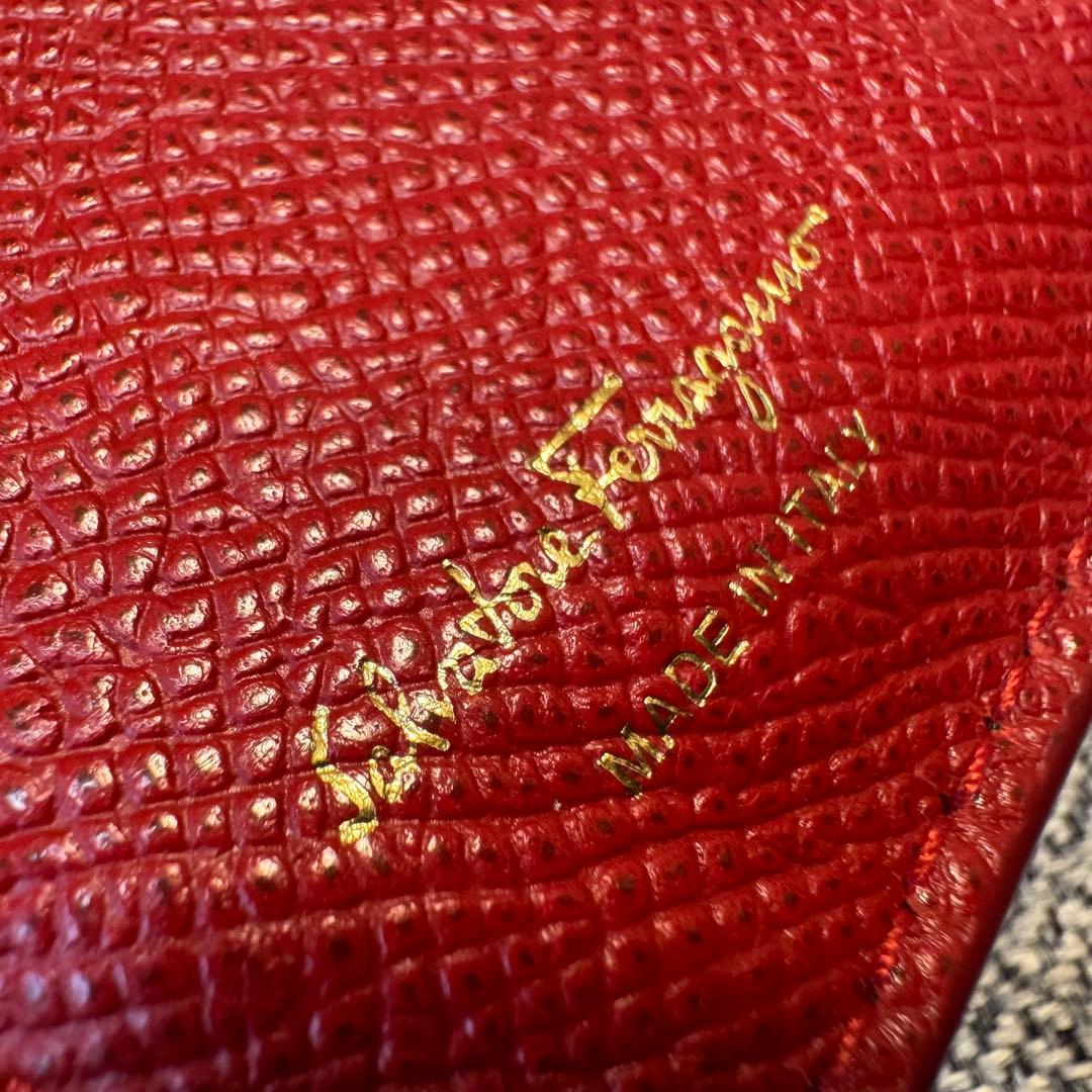 フェラガモ ガンチーニ コンパクトウォレット リップスティックレッド