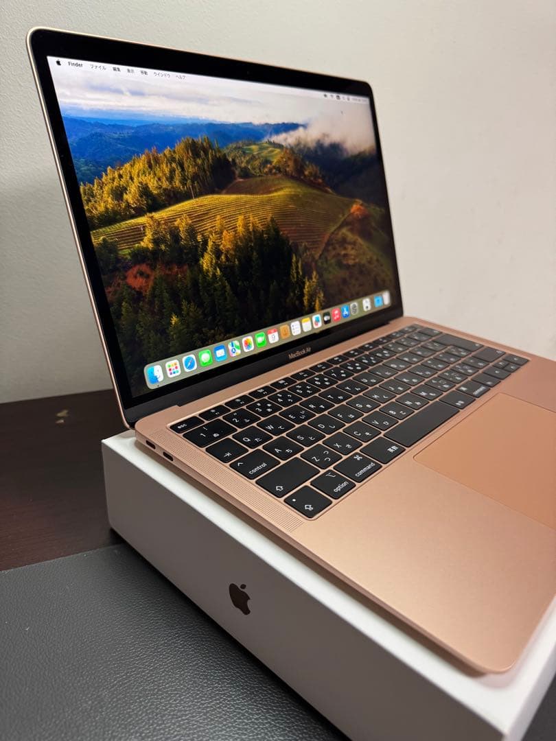 MacBook Air 2018、13インチ、ローズゴールド色。