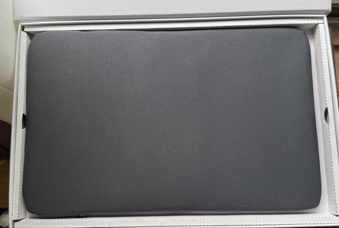 モバイルモニター4k 15.6インチ　ブラックディスプレイ スタンド付き4k