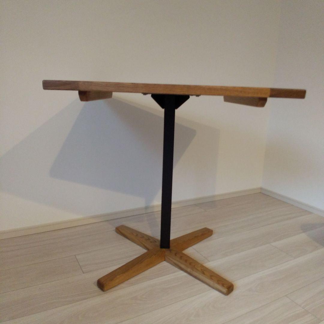 タイルデザインの木製ダイニングテーブル