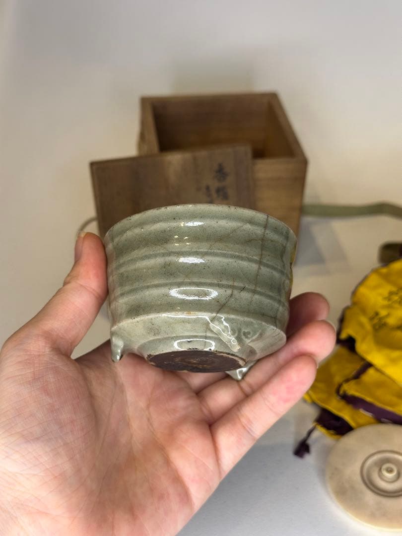 最終価格！青磁筋　三足香炉　共箱　古共布付　時代物　古美術　骨董品