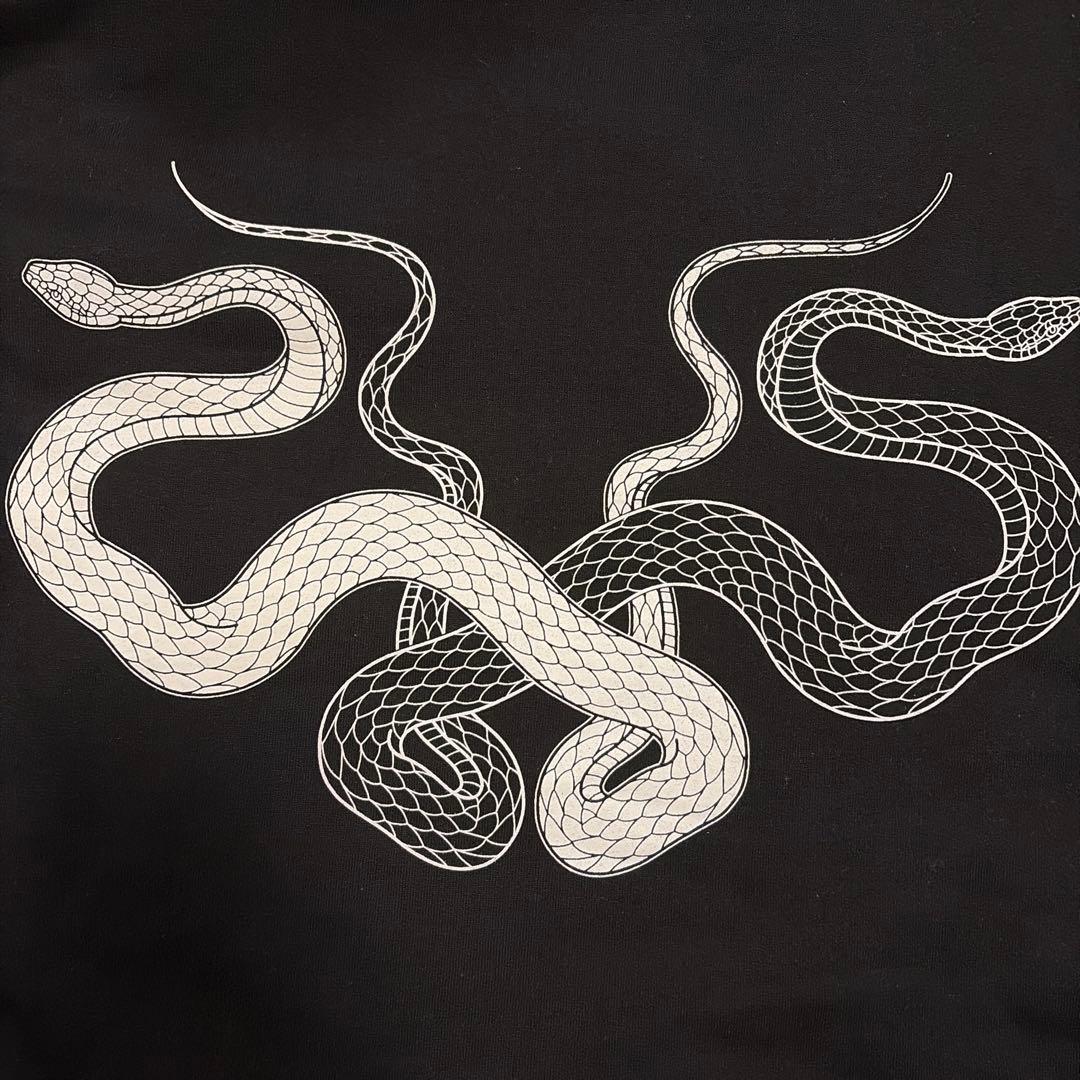 KNOSIS 蛇刺繍 フード付きパーカー 黒