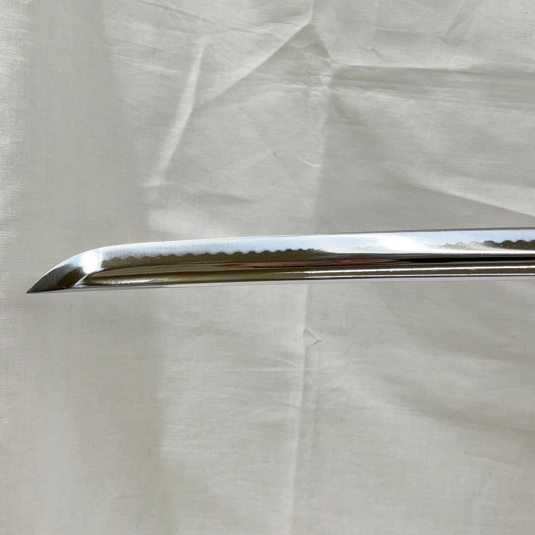 【模造刀】太刀 樋入り 鶴鍔 透かし 全長97.0センチ 黒鞘 互の目 刃紋