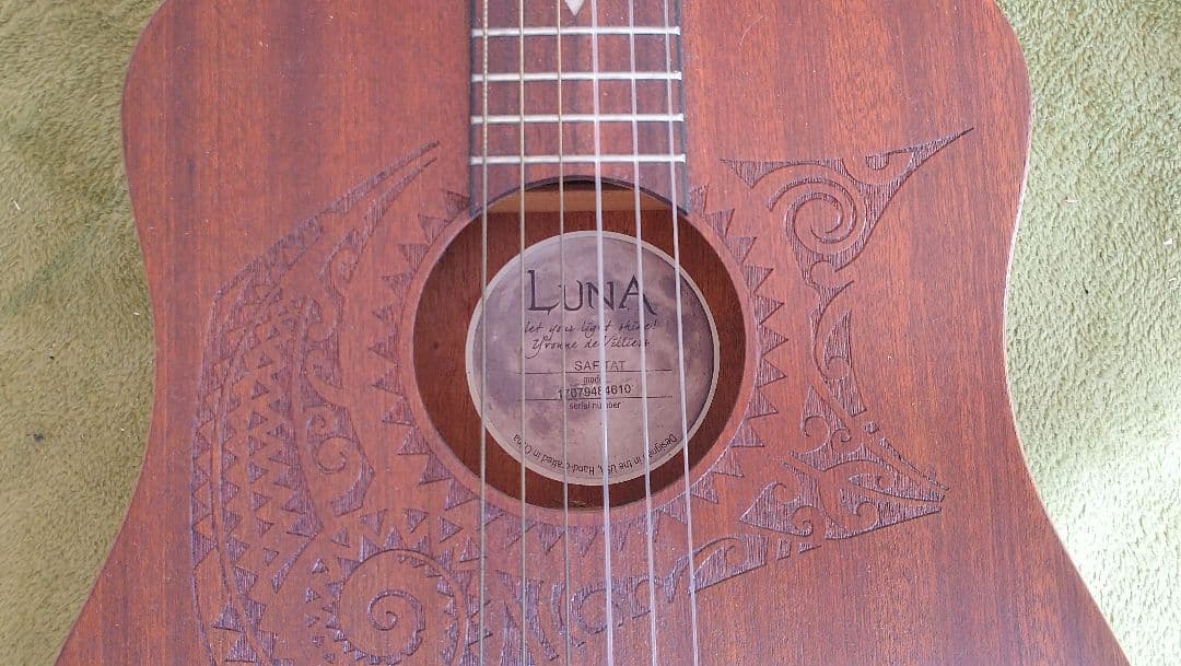 ギター Luna Safari Tattoo