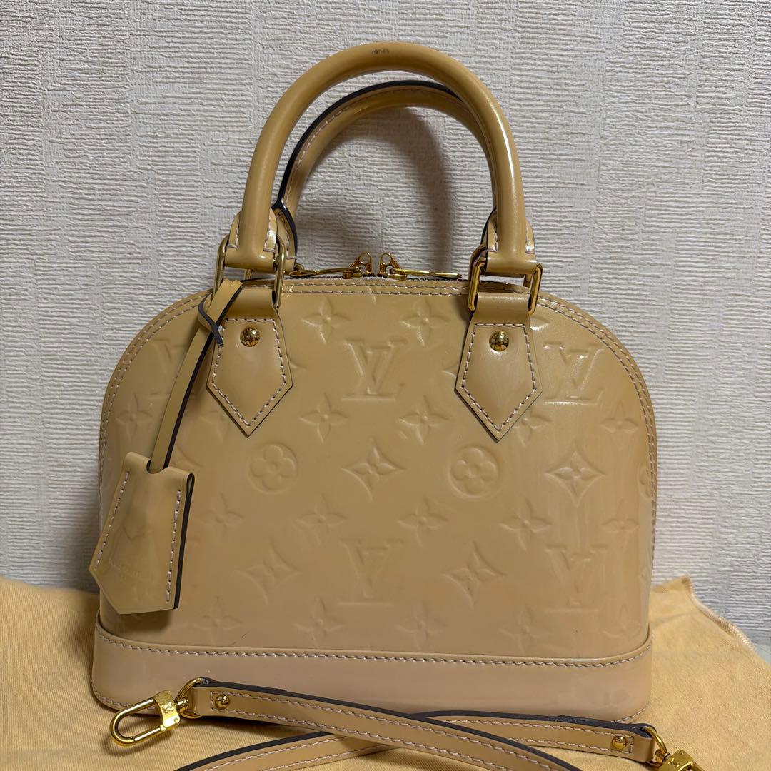 Louis Vuitton ピンクベージュ ショルダーバッグ　ヴェルニ　アルマ