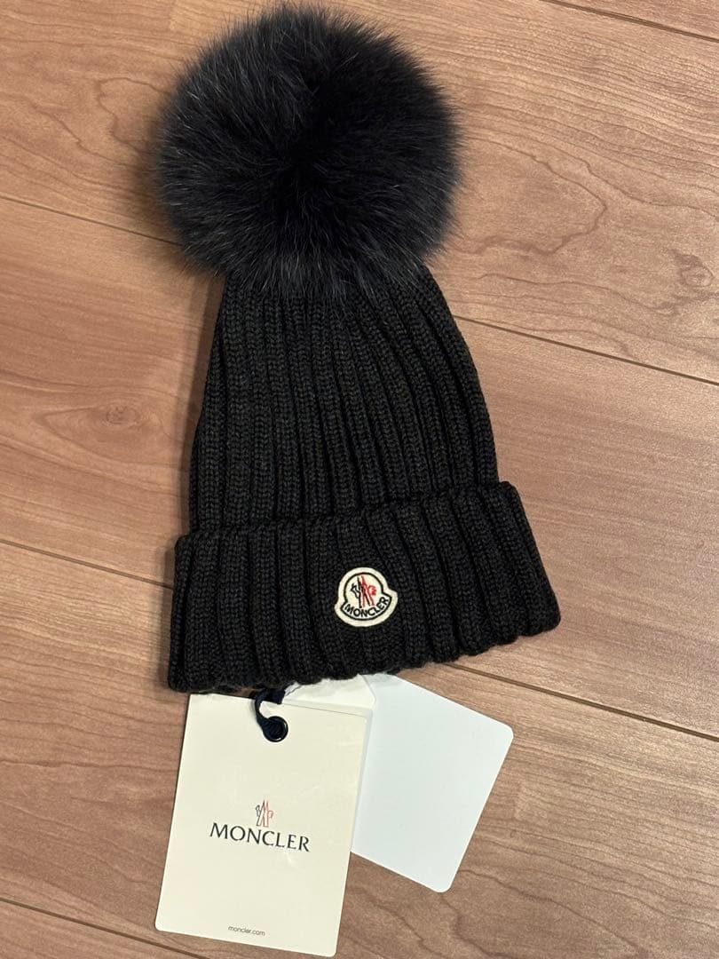 MONCLER チャコールグレーニット帽 ファー付き