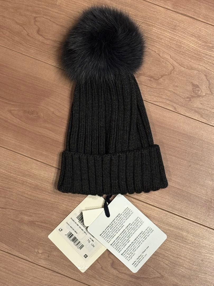 MONCLER チャコールグレーニット帽 ファー付き