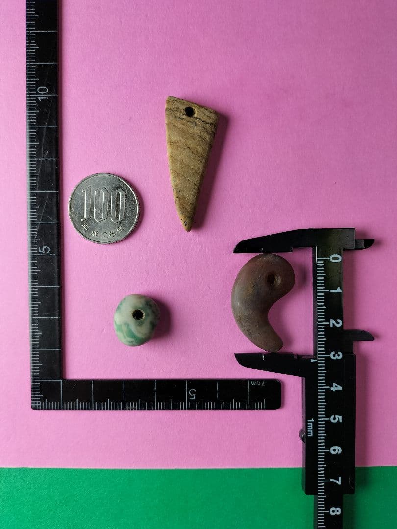 りんご娘ページです。装身具セット(出土品) 勾玉、丸玉、角 縄文時代晩期