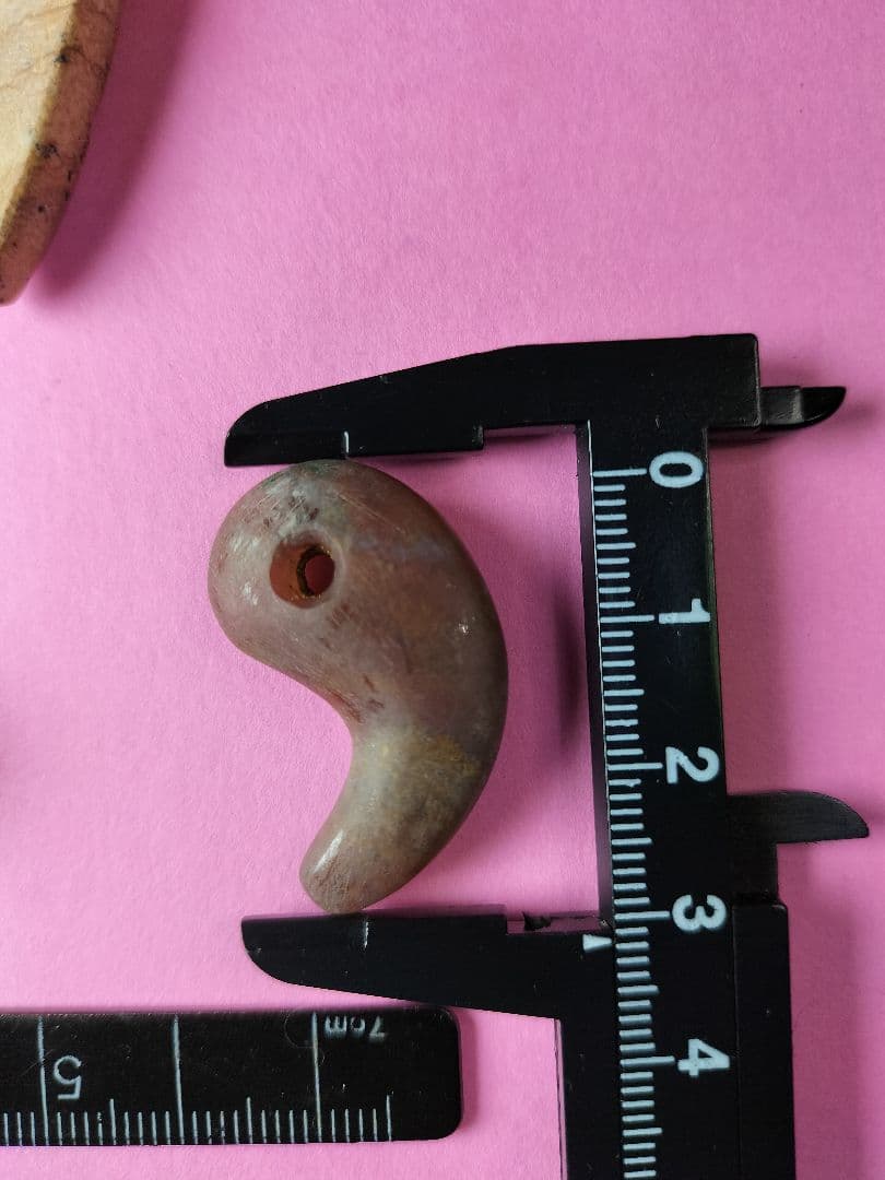 りんご娘ページです。装身具セット(出土品) 勾玉、丸玉、角 縄文時代晩期