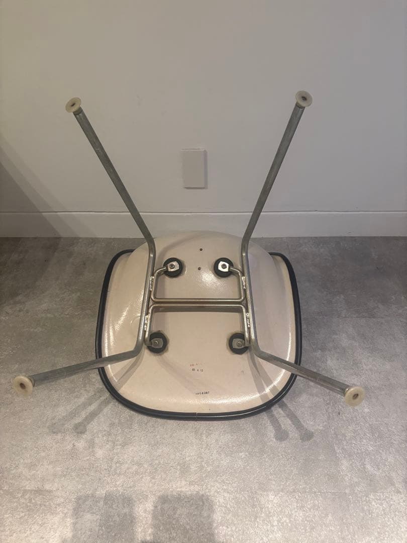 Herman Miller ヴィンテージ ファイバー　グリーン 割れエンボス ②