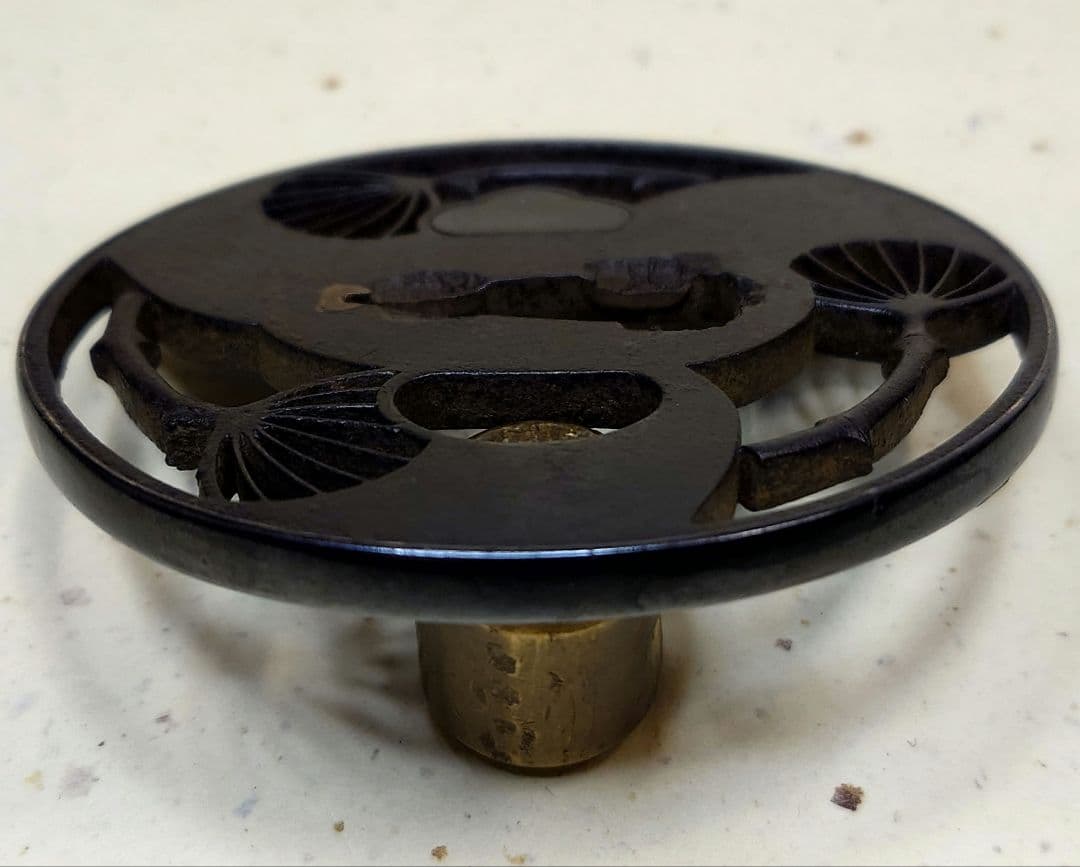 鉄鍔、内輪図透かし、覆輪赤銅、