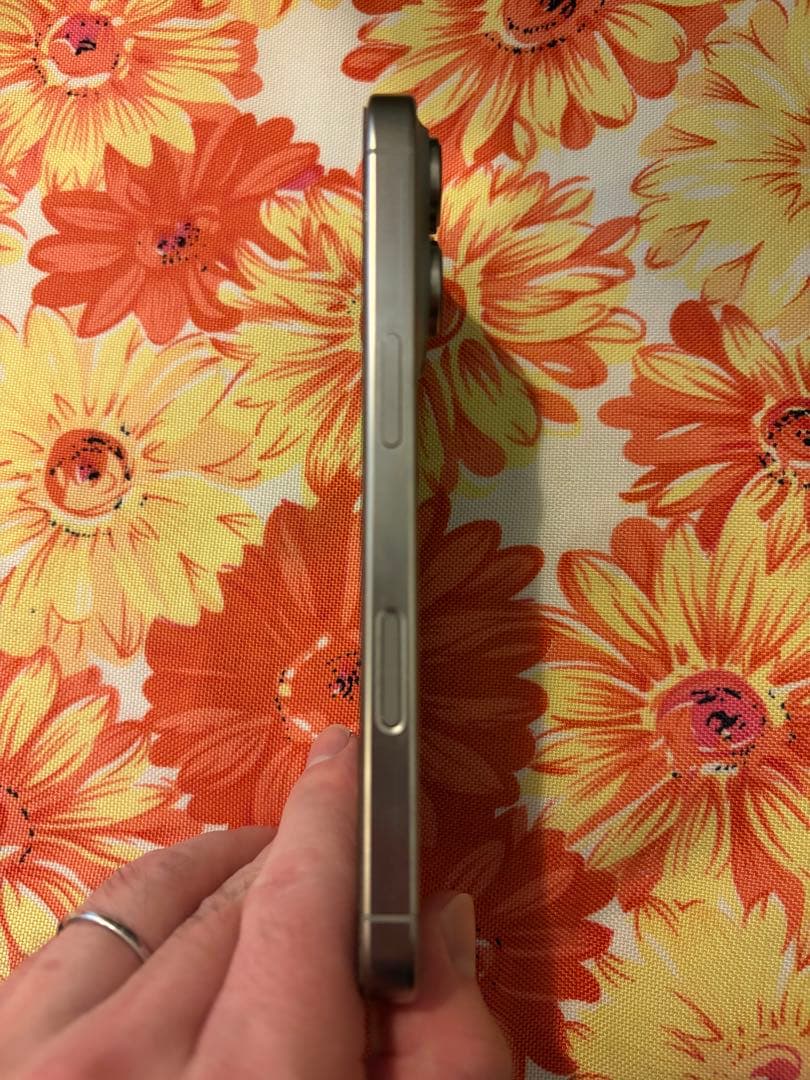 Apple iPhone 16 pro ナチュラル チタニウム本体