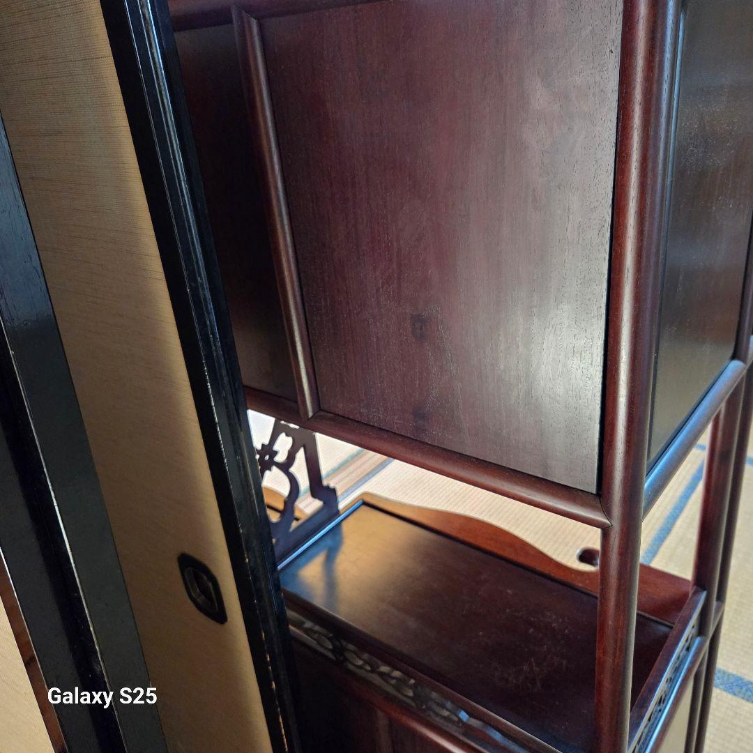 美しい彫刻の茶棚・飾り棚