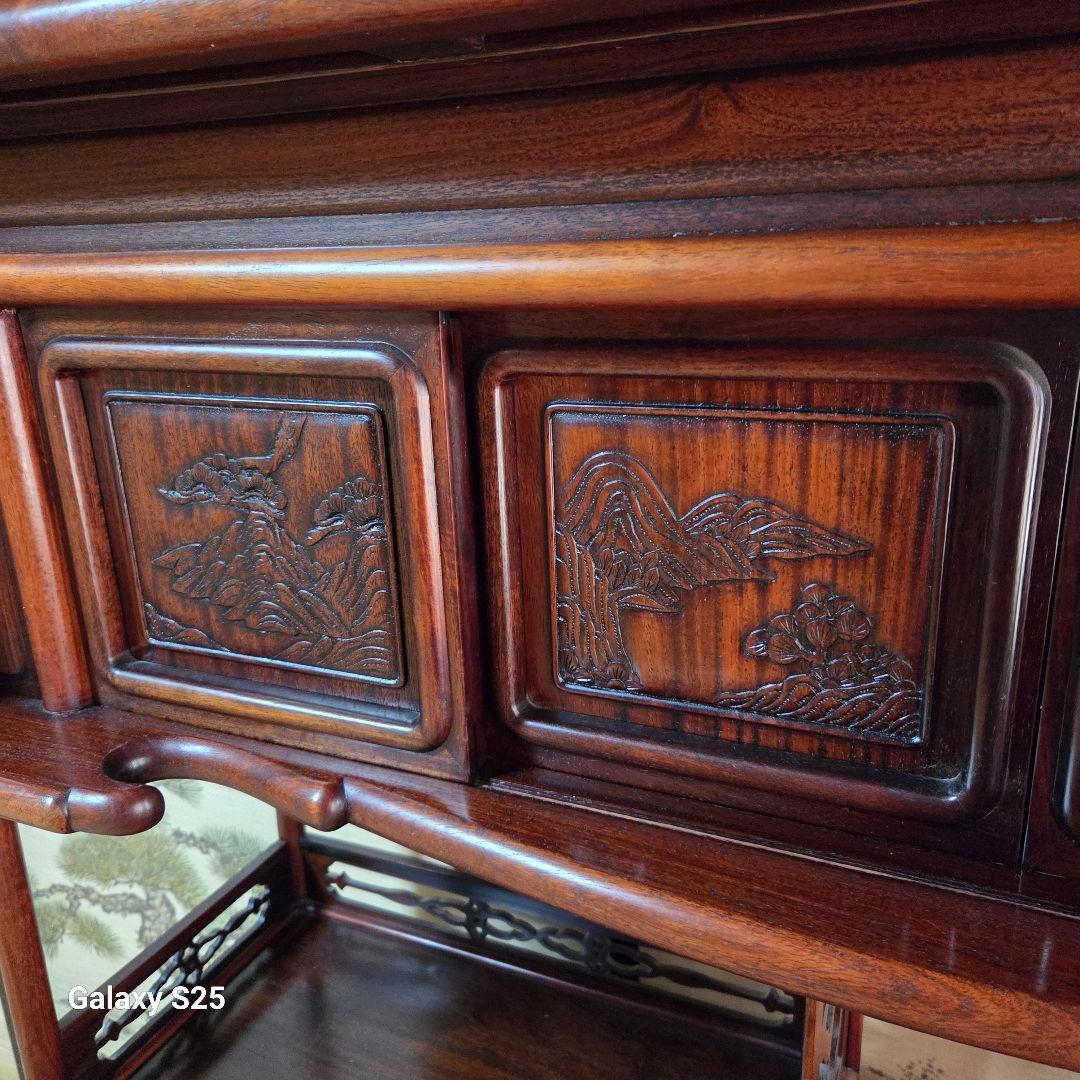 美しい彫刻の茶棚・飾り棚