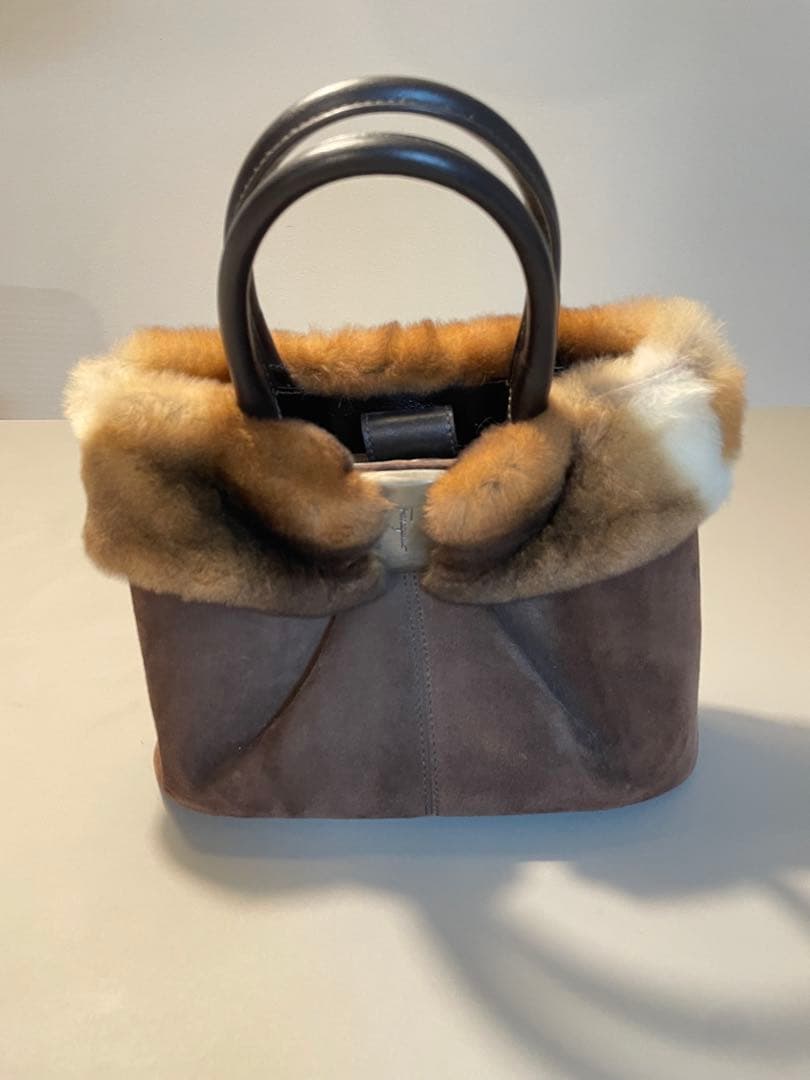 【mana】フェラガモ ヴァラリボン スエード ファーハンドバック