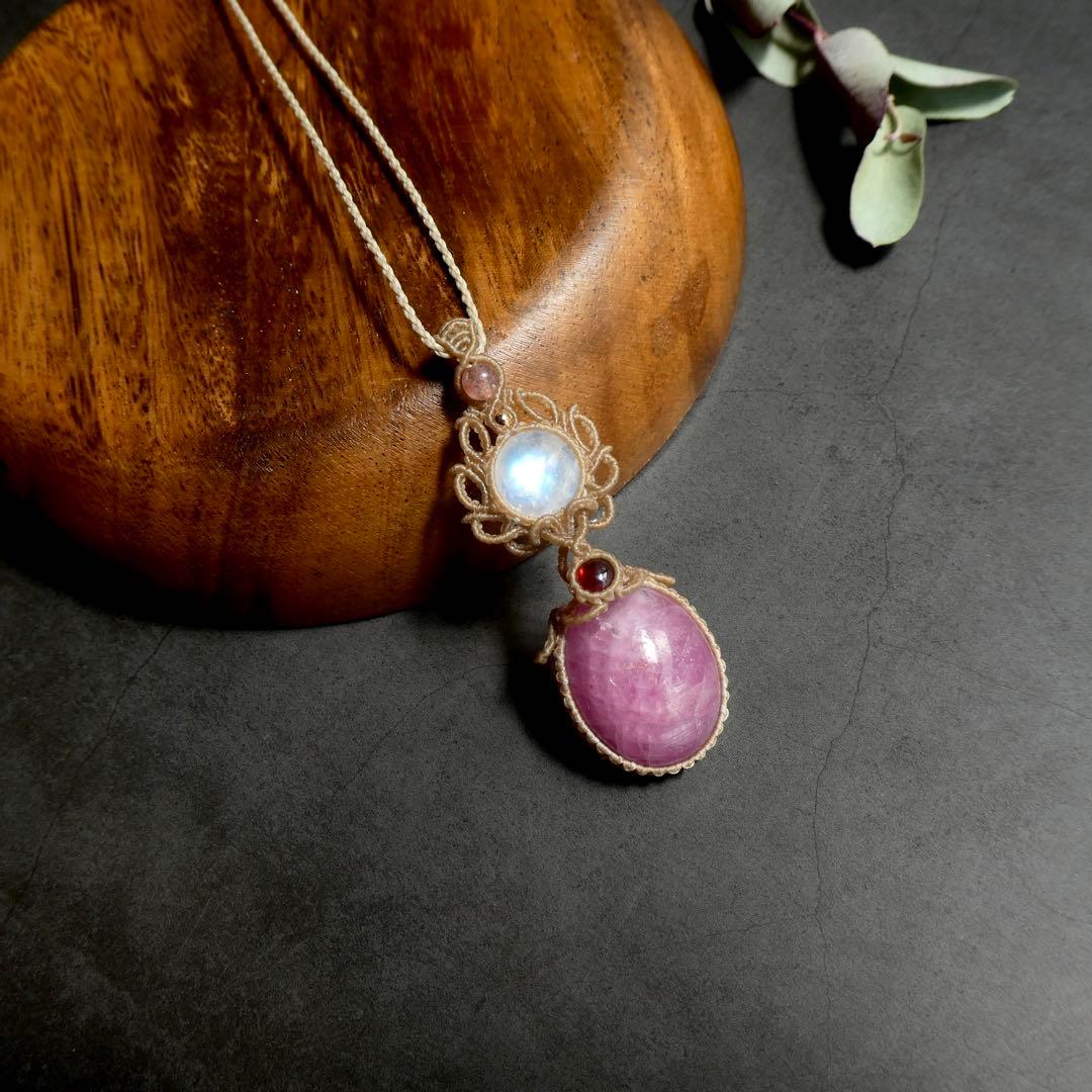 特大ルビー・ムーンストーン・ガーネットのマクラメネックレス