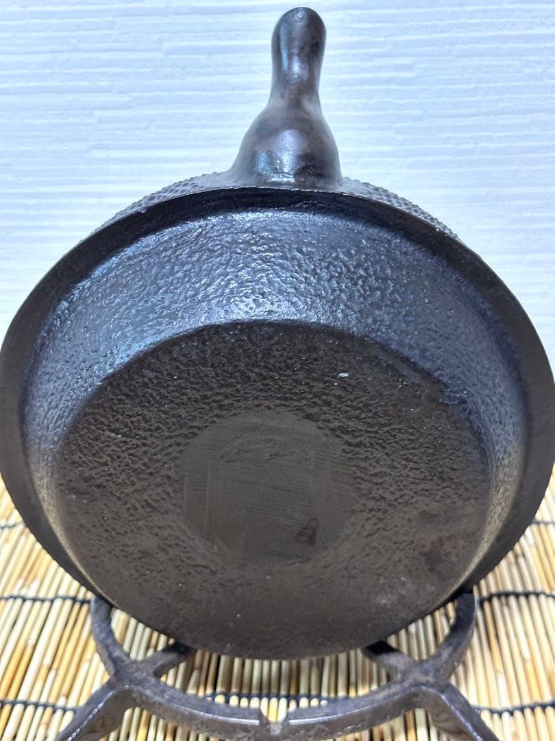 未使用、付属品付　岩手県奥州 佐秋鋳造所佐藤守巨造 真作保証　南部鉄瓶 南部鉄器