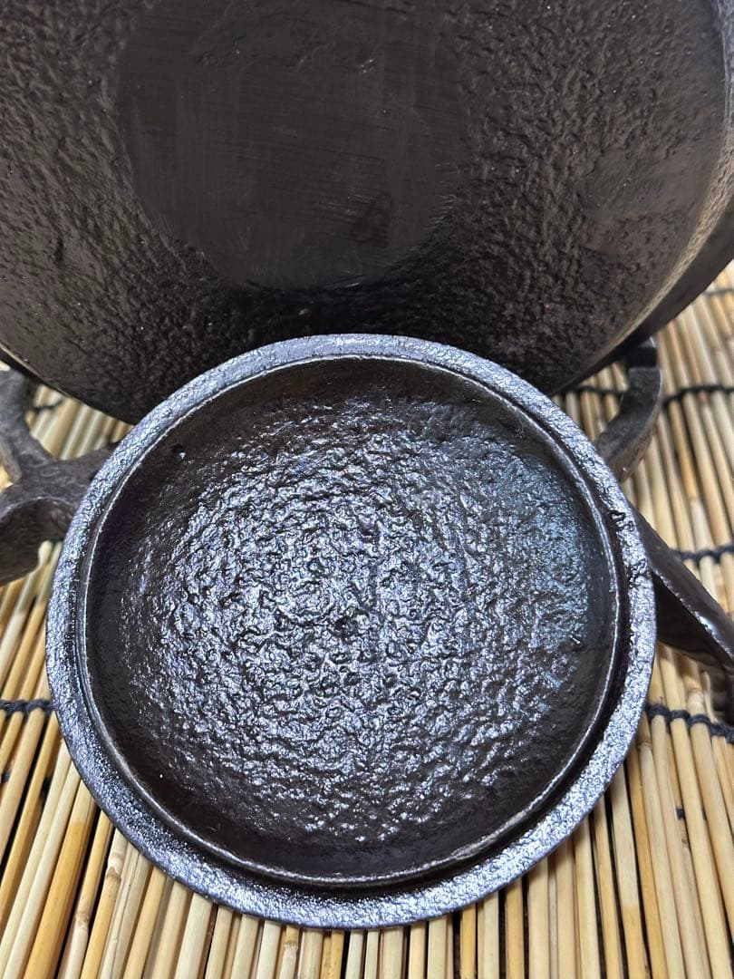 未使用、付属品付　岩手県奥州 佐秋鋳造所佐藤守巨造 真作保証　南部鉄瓶 南部鉄器