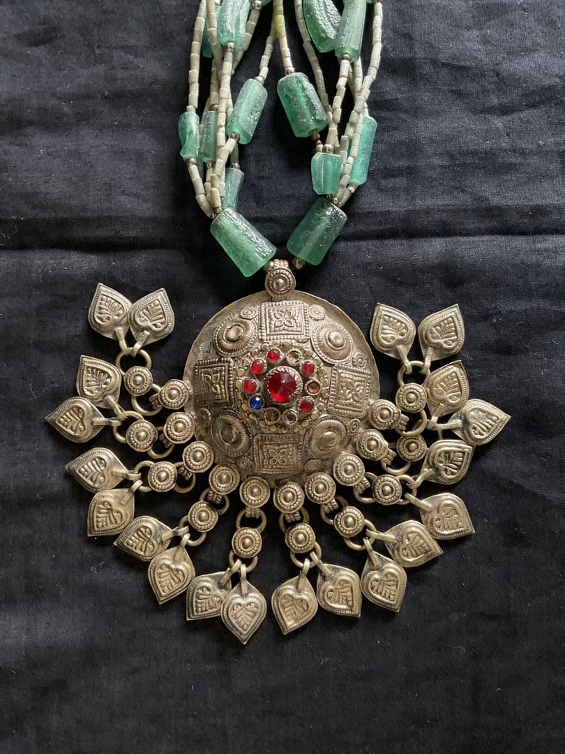 古いアフガニスタン伝統工芸「ローマンガラスと民族ジュエリーのペンダント」