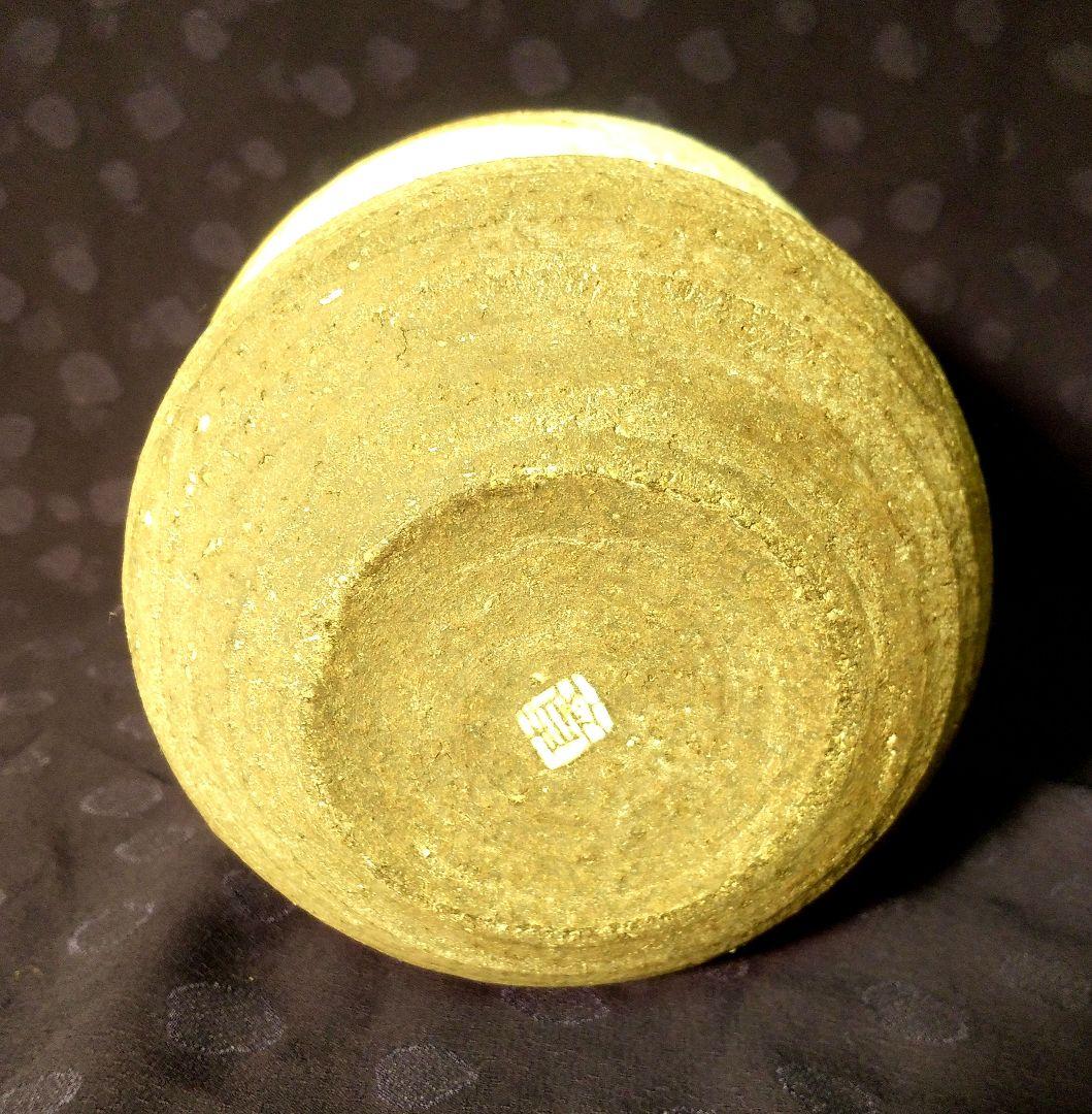 益子の作家、宮澤章さんの土色の渋い色合いが花を引き立てる深い味わいの花入れです。