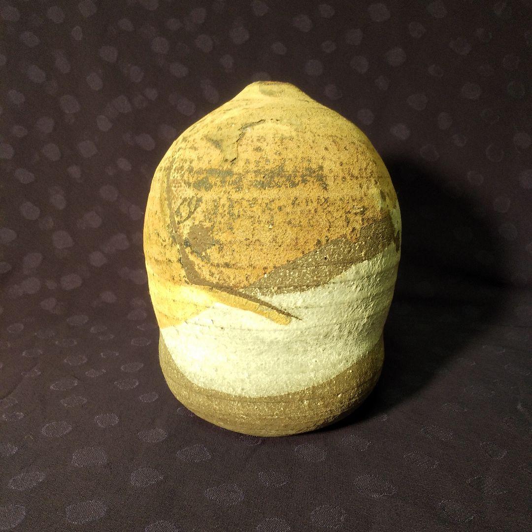 益子の作家、宮澤章さんの土色の渋い色合いが花を引き立てる深い味わいの花入れです。