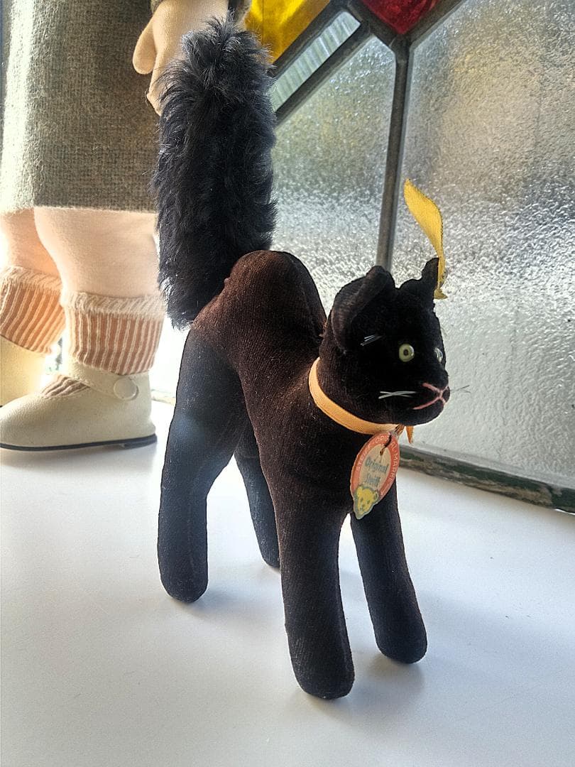 目が点になってるベルベットの猫　トムキャット　シュタイフ　ALL ID’ｓ　黒猫