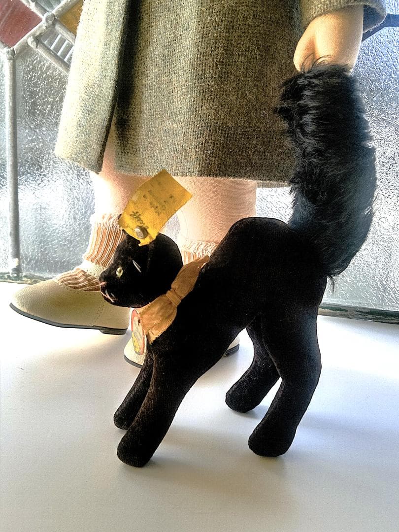 目が点になってるベルベットの猫　トムキャット　シュタイフ　ALL ID’ｓ　黒猫