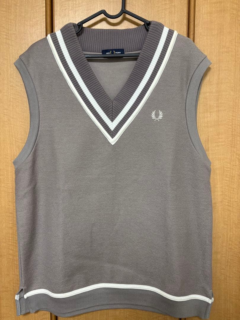 Fred Perry ベスト Striped Trim V-Neck Tank