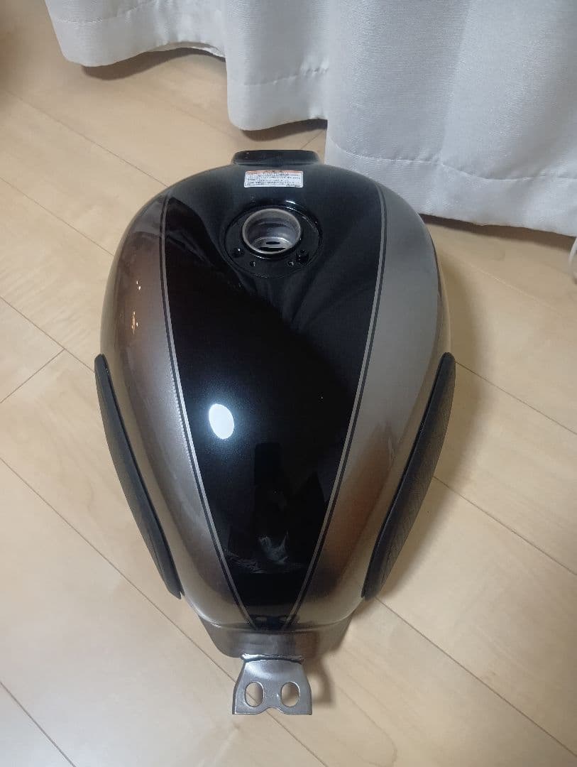 カワサキ w800 純正　ガソリンタンク　美品　サビなし