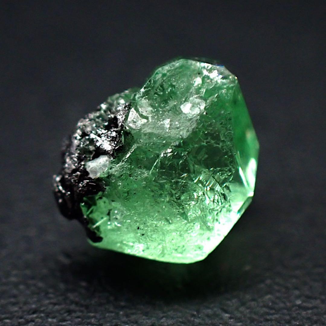 【タンザニア産】グロッシュラーグリーンガーネット(ツァボライト)