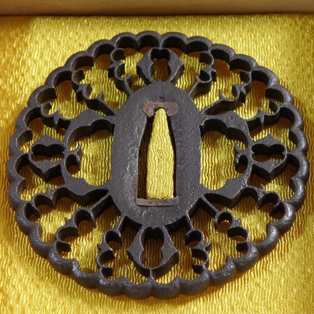 【 京透 抱茗荷雁金透鍔 】(鍔箱・布団付き) 鍔 鐔 刀装具 武具 骨董