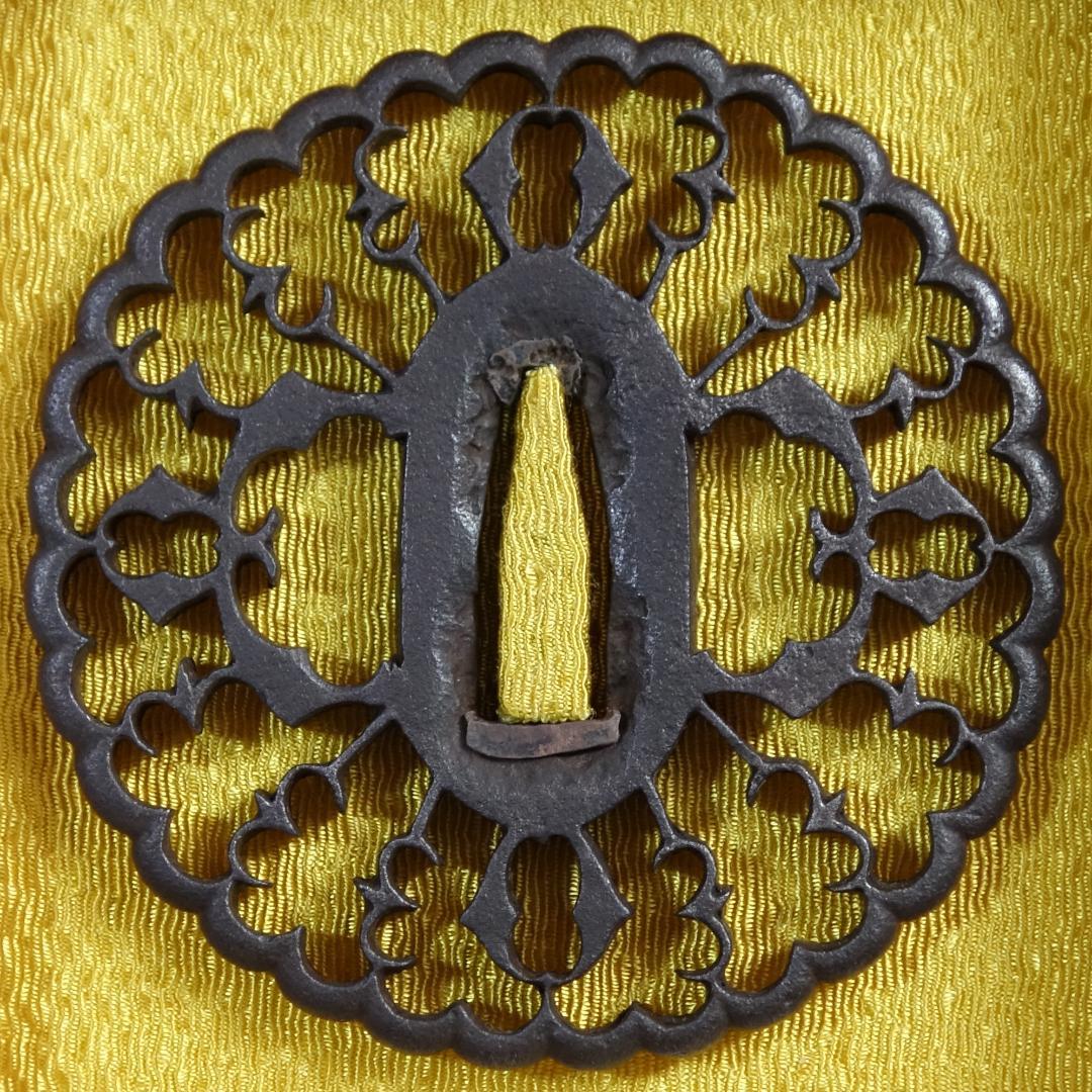 【 京透 抱茗荷雁金透鍔 】(鍔箱・布団付き) 鍔 鐔 刀装具 武具 骨董