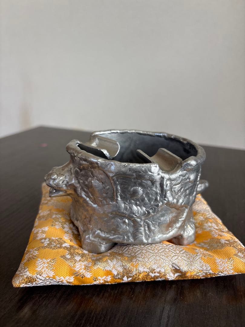 亀 鉄製 灰皿 座布団付き 縁起物 レトロ 金属製 置物