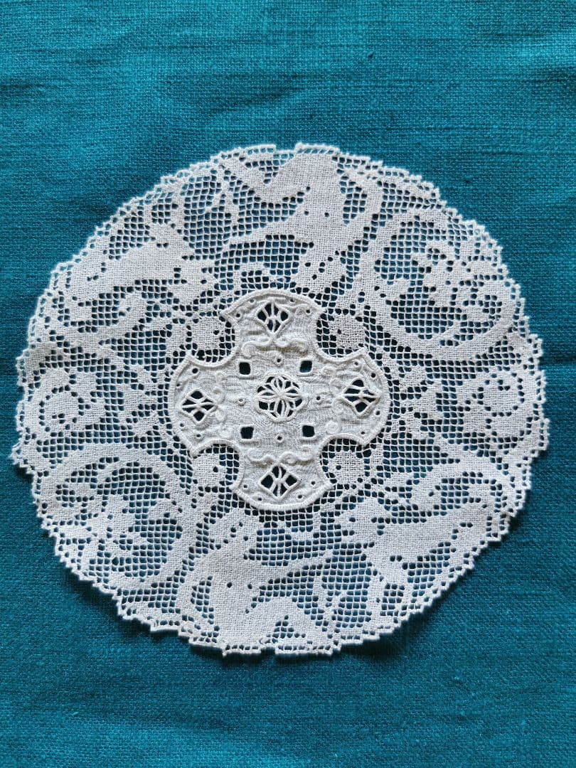 アンティークイタリア 女神と犬のフィレレース レティセラプント刺繍リネンドイリー