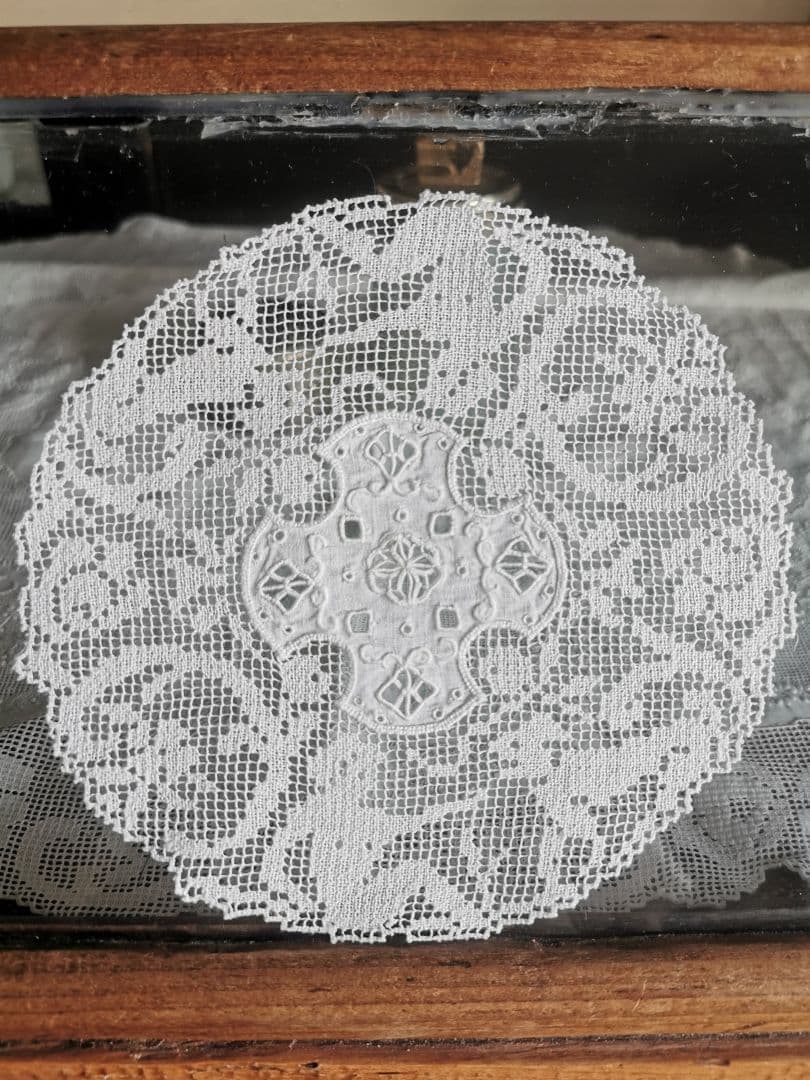 アンティークイタリア 女神と犬のフィレレース レティセラプント刺繍リネンドイリー