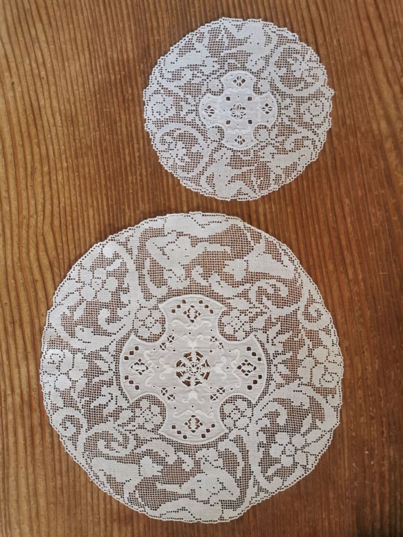 アンティークイタリア 女神と犬のフィレレース レティセラプント刺繍リネンドイリー