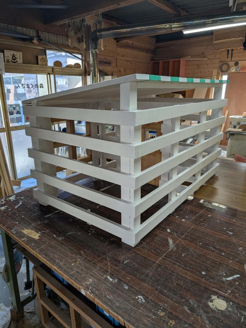 木製犬小屋 ホワイトとグリーンストライプ