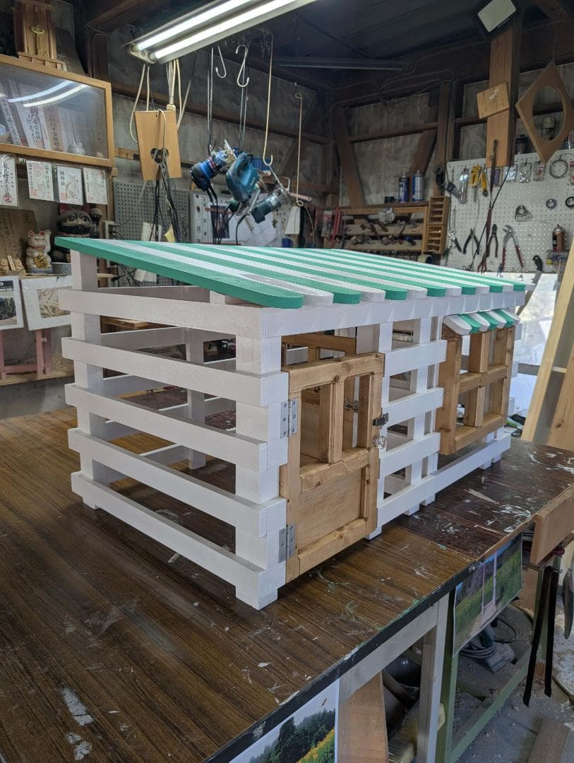 木製犬小屋 ホワイトとグリーンストライプ
