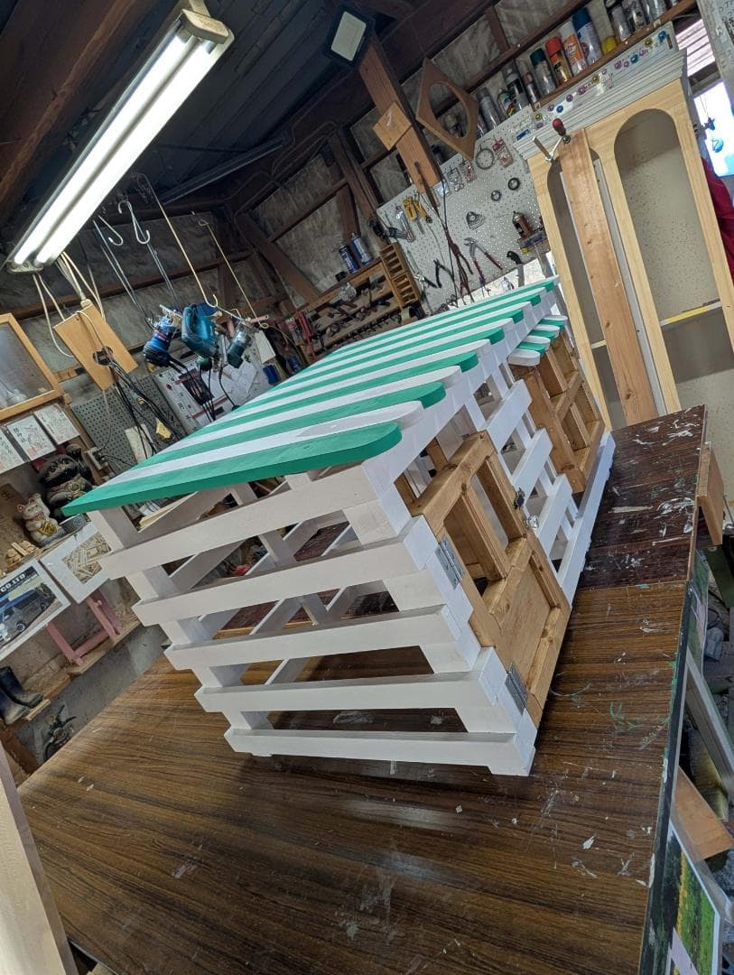 木製犬小屋 ホワイトとグリーンストライプ