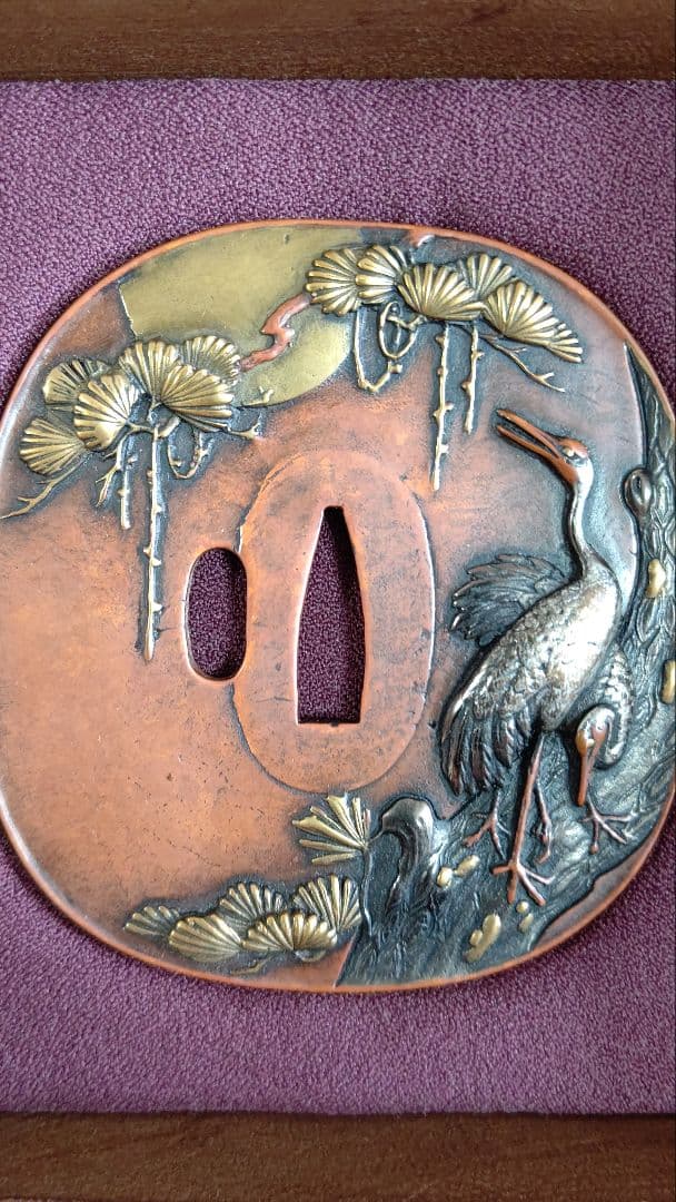 大型鐔 素銅地 竪丸型 高彫 金銀色絵象嵌、上桐箱、座布団付