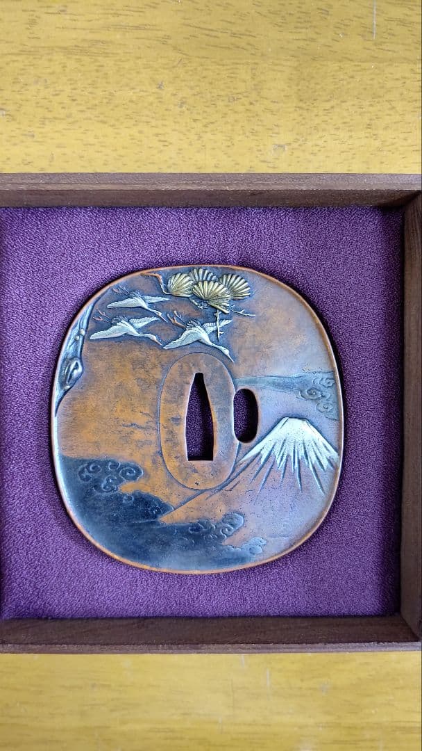 大型鐔 素銅地 竪丸型 高彫 金銀色絵象嵌、上桐箱、座布団付