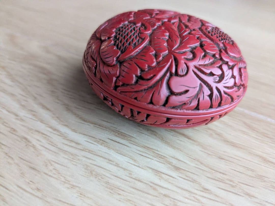 堆朱　香合　漆芸　三野原晃一作 牡丹彫