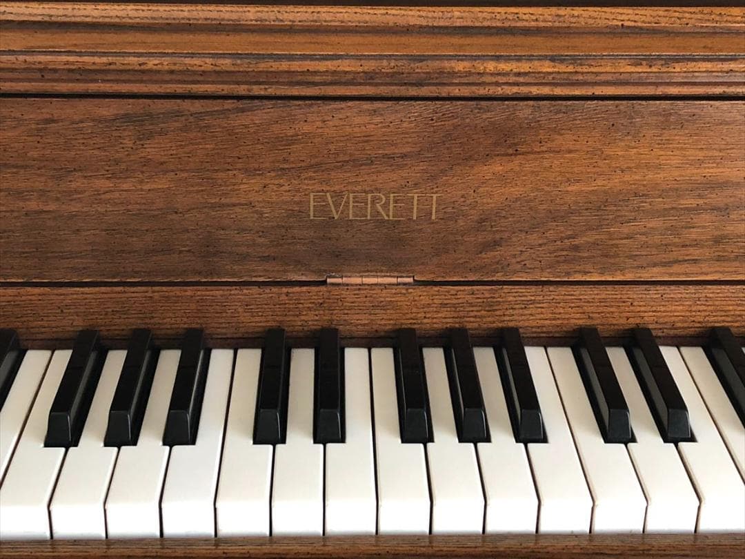 アメリカ製　アップライトピアノ　EVERETT エヴェレット　現状渡し　椅子付き