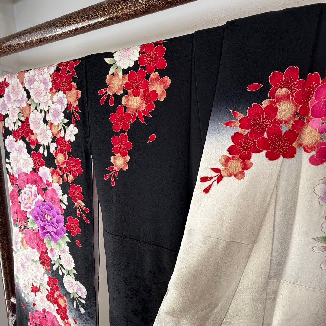 超美品　正絹　現代振袖　成人式　着物168 黒　刺繍　黒　白　赤　ピンク　黒