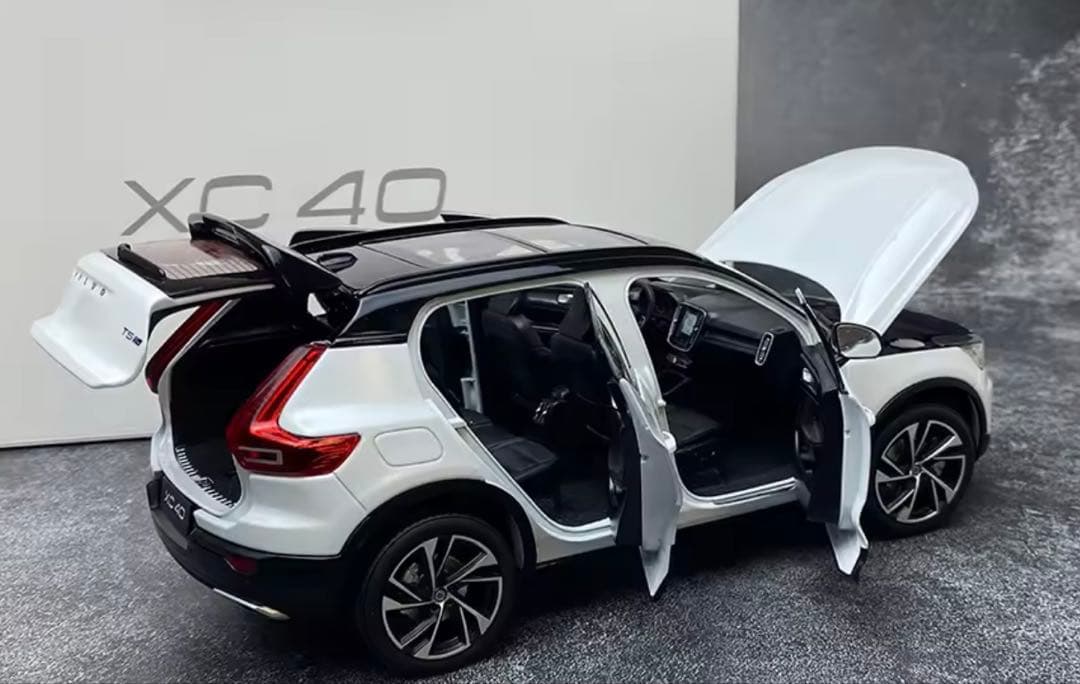 ボルボ XC 40 ミニカー 1/18スケールモデル
